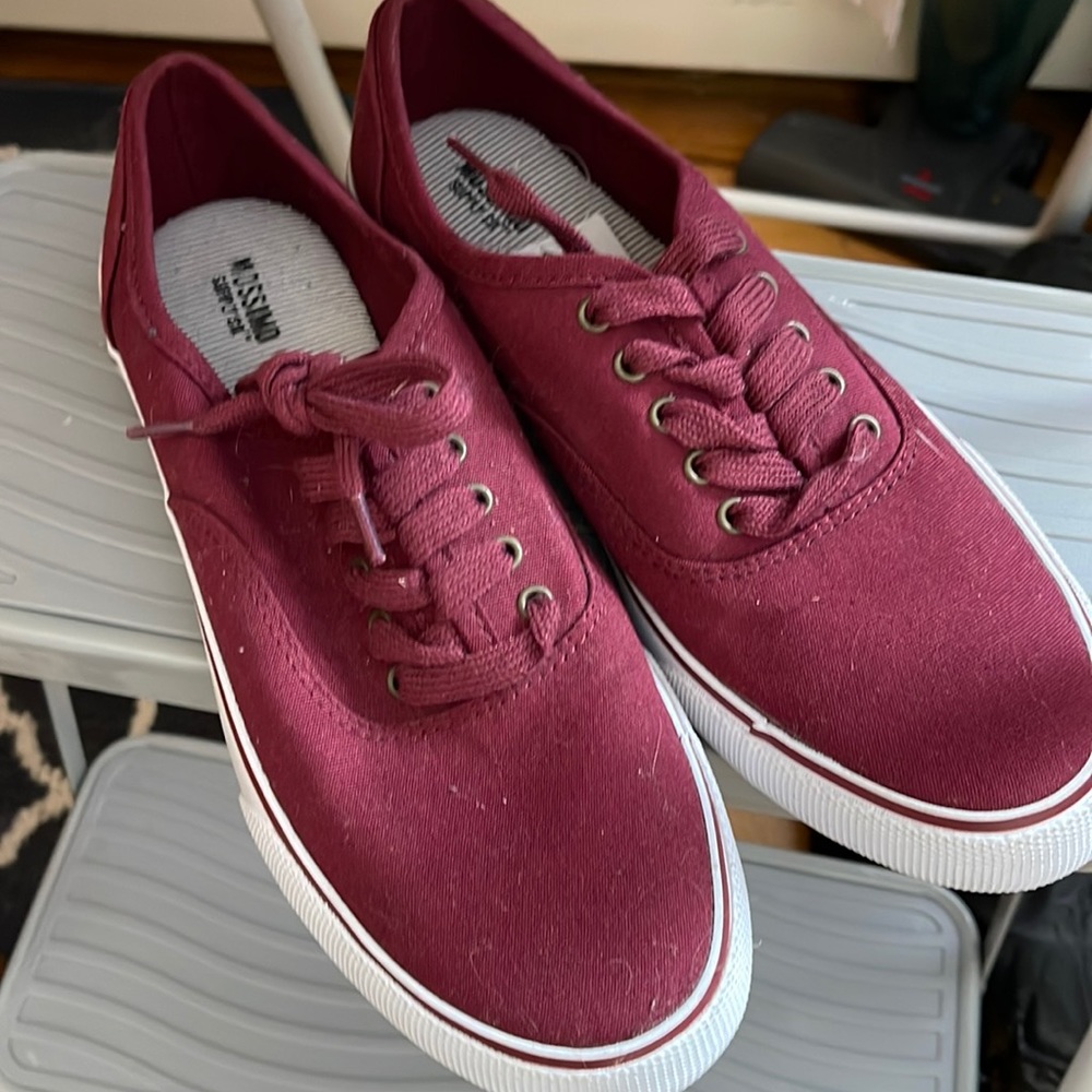 Mossimo size 8 women’s sporty tennis sneakers